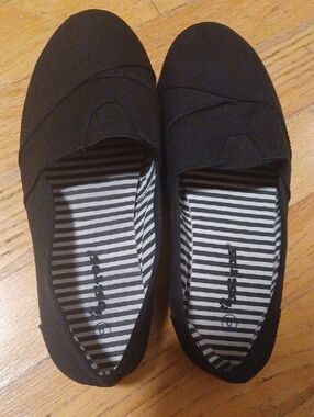 Classic Women's Black Slip-On Canvas Flats